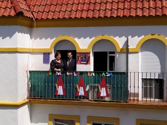 Sevillanos en los balcones en el Domingo de Ramos 2020.
