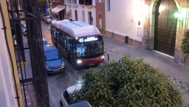 El autobús de Tussam, deleitando a los vecinos.