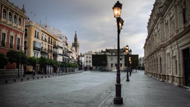 La Plaza de San Francisco de Sevilla, desierta.