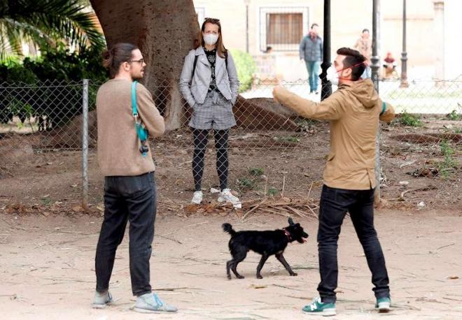 Personas con un perro en Valencia (Foto: EFE).