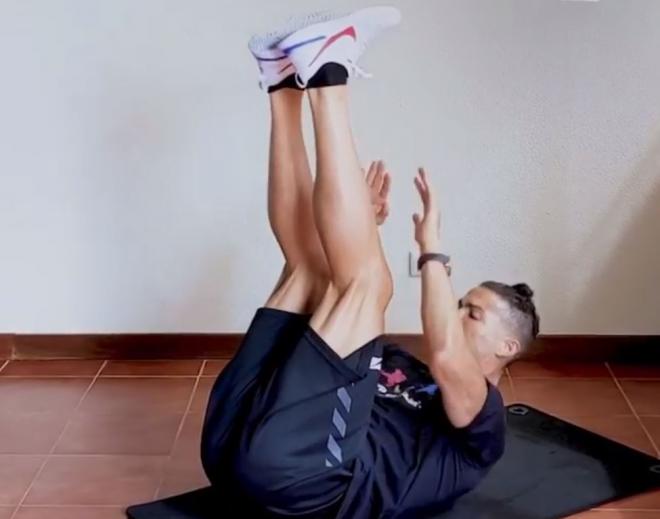 Cristiano Ronaldo, haciendo abdominales.