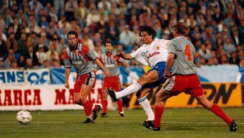 Esnáider, tras un disparo a gol en la ida de las semifinales de La Recopa de 1995 ante el Chelsea