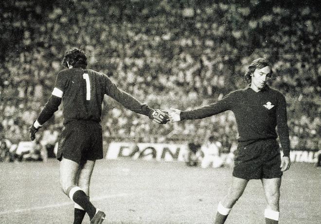 Iribar y Esnaola se desean suerte en la final de Copa del rey Athletic Club-Real Betis de 1977.