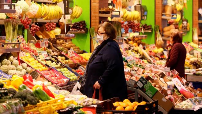 Una mujer realiza la compra en un mercado de abastos (Foto: EFE).
