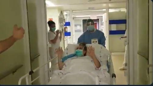 Una paciente con COVID abandona la UCI del Hospital de Cabueñes.