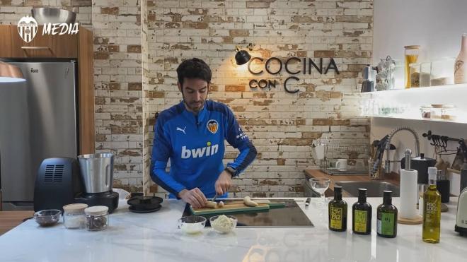 Carlos Ferrando prepara helados para la plantilla y afición del Valencia CF
