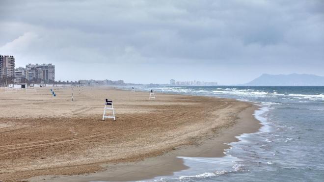 Playa valenciana vacía por el estado de alarma por el coronavirus