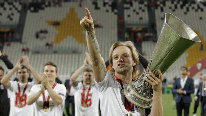 Rakitic, con el trofeo de la Europa League ganada en Turín.