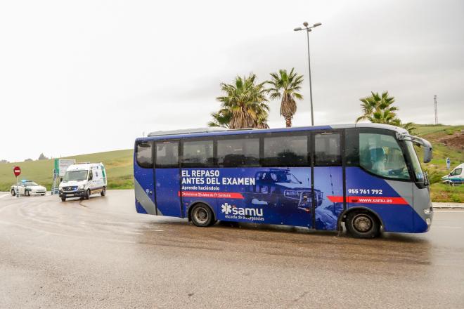 El autobús con ancianos de la Residencia de Alcalá del Valle llega a La Línea.