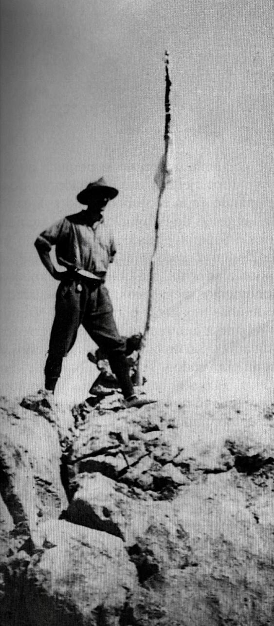 El bilbaíno Ángel de Sopeña en la cumbre del Naranjo de Bulnes aquél 27 de agosto de 1925.