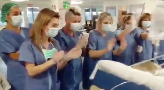 Enfermeras y personal sanitario despiden entre aplausos a un paciente.