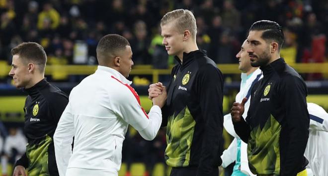 Kylian Mbappé y Haaland se saludan en Dortmund.
