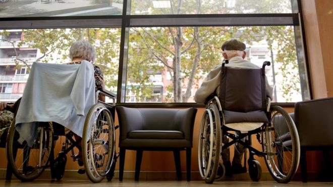 Dos ancianos en sillas de ruedas (Foto: EFE).