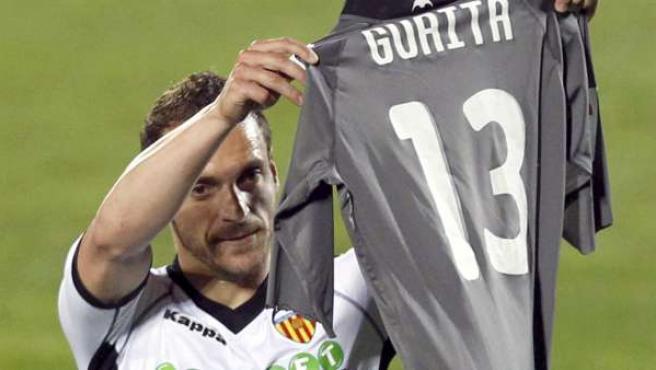 Roberto Soldado celebra uno de sus goles ante el Getafe homenajeando a Vicente Guaita, que ese día