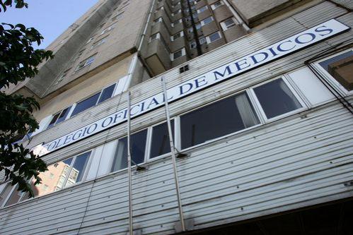 Fachada principal y cartel del Colegio Oficial de Médicos de A Coruña.