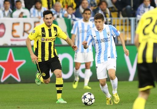 Francisco Portillo, contra Gündogan y el Dortmund en Champions. (Foto: EFE)