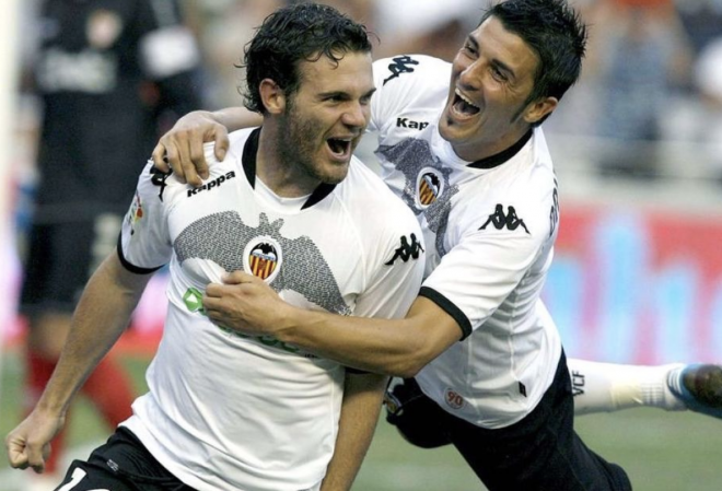 Juan Mata en su etapa en el Valencia CF, junto a David Villa.