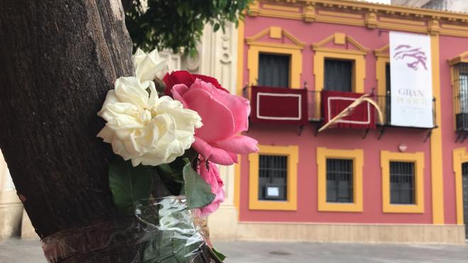 Imagen de un ramo de flores en la Plaza de San Lorenzo (Foto: Kiko Hurtado).