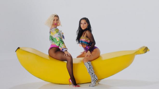 Anitta y Becky G, en el vídeo de 'Banana'.