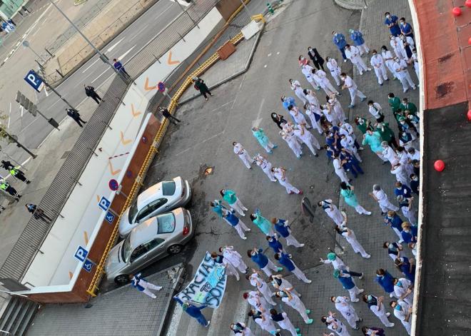 Aplauso sanitario en el Hospital Fundación Jiménez Díaz, en Madrid.