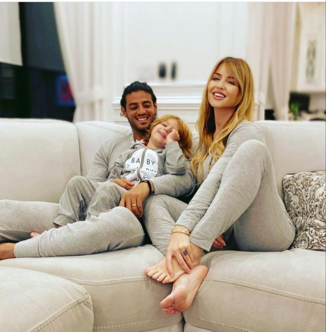 Carlos Vela con su mujer y su hijo (Foto: Instagram Carlos Vela).