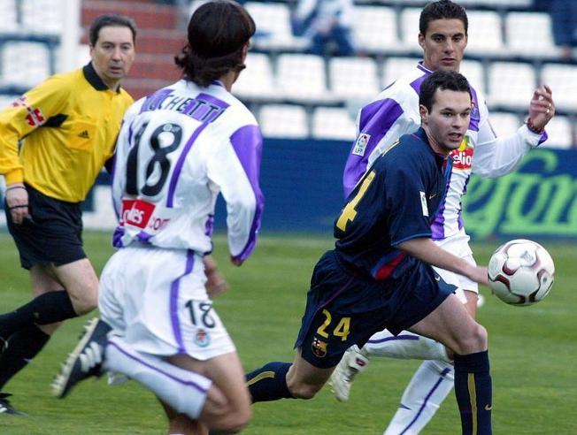 Iniesta, en Zorrilla, entre Ricchetti y Óscar.