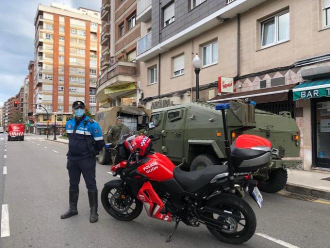 La Policía Local de Gijón y el Batallón Toledo del regimiento 3 (Foto: @gijonlocal).