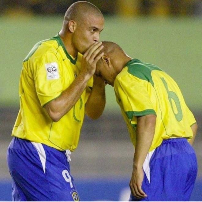 Ronaldo besa la cabeza a Roberto Carlos en un partido de la selección de Brasil.
