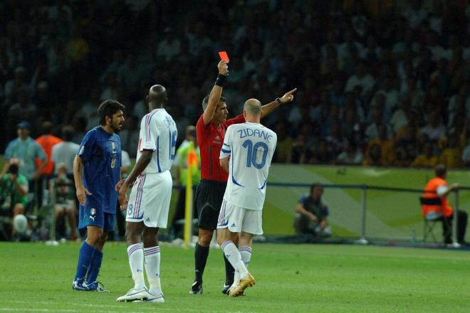Zinedine Zidane ve la roja directa en la final del Mundial 2006 entre Francia e Italia.