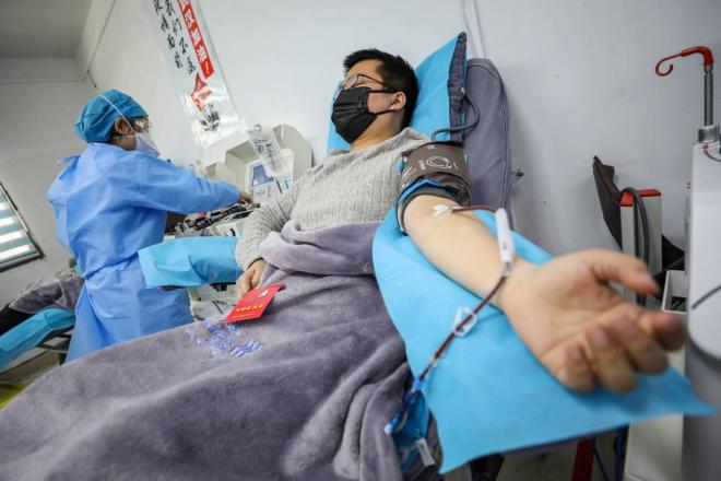 Transfusión a un ciudadano chino en un hospital por el coronavirus.