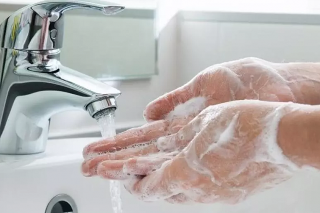 Lavarse bien las manos es fundamental para evitar posibles contagios.