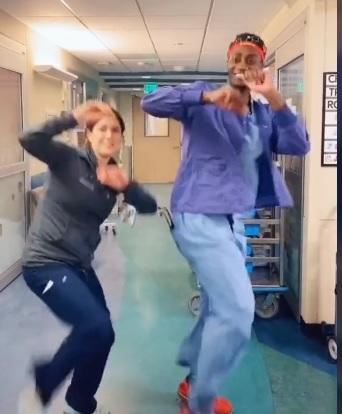 Sanitarios estadounidenses comparten sus bailes en Tik Tok.