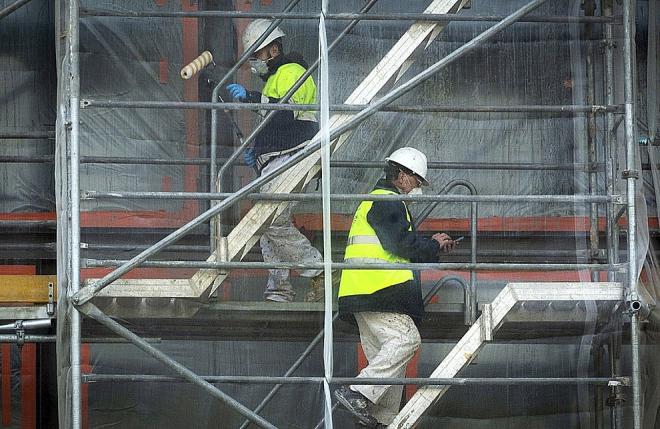 Albañiles trabajando en Madrid (Foto: EFE).