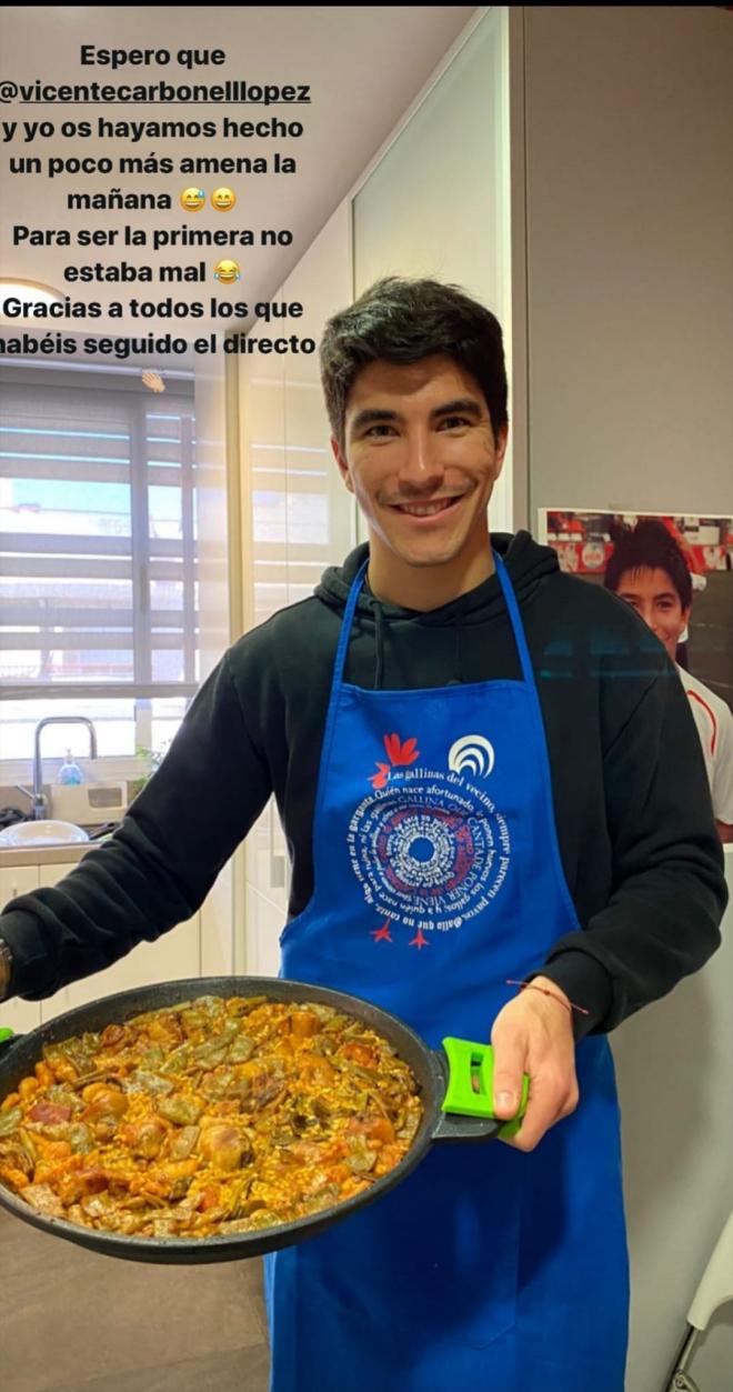 Carlos Soler posa orgulloso con su primera paella. (Foto: Instagram)