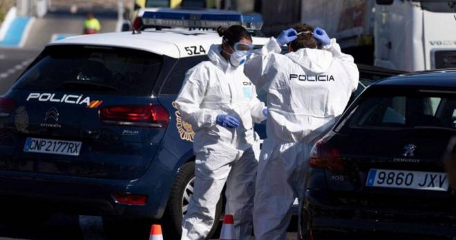 Varios policías durante su jornada de trabajo en pleno confinamiento (Foto: EFE).