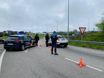 Varios agentes controlan uno de los accesos a Gijón.