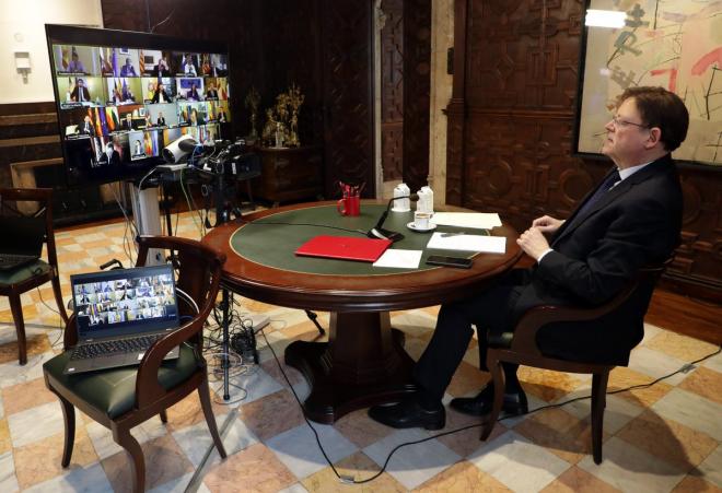 Ximo Puig en videoconferencia con Pedro Sánchez como en la que ha comunicado la situación del pago de los ERTE
