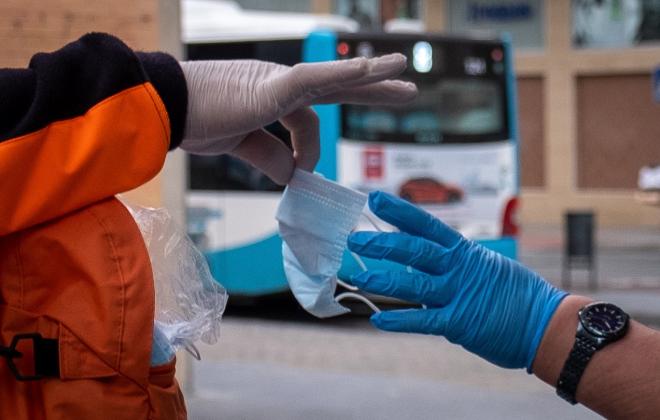 Reparto de mascarillas en Huelva. (EFE)