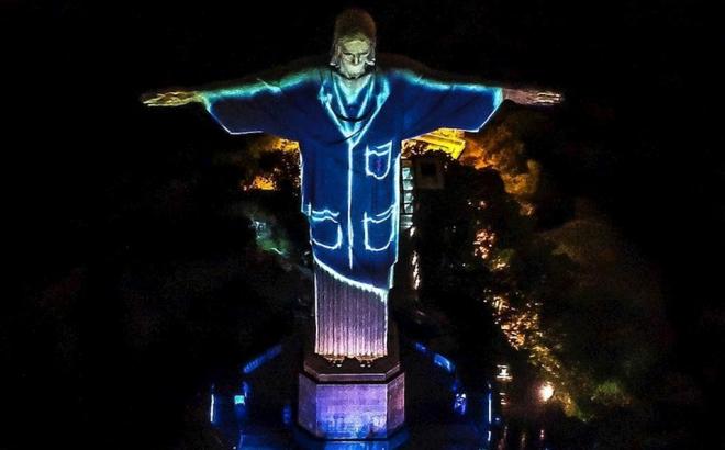 Cristo de Corcovado, vestido de médico por el coronavirus (Foto: EFE).