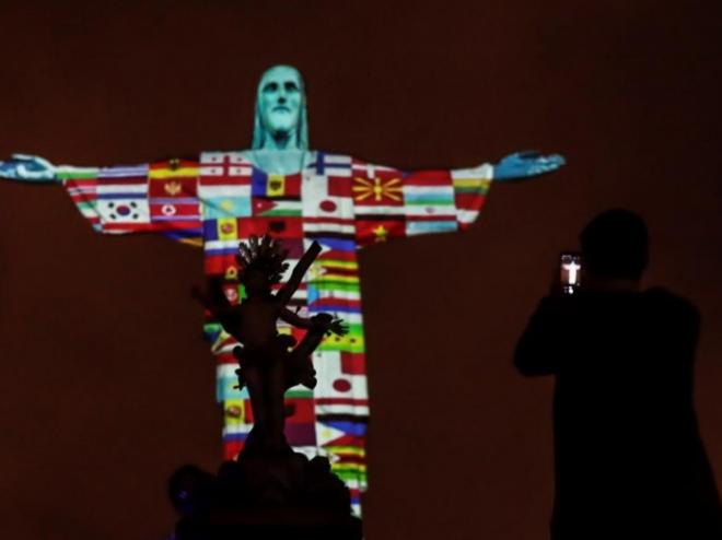 Cristo de Corcovado con banderas de muchos países por el coronavirus (Foto: EFE).