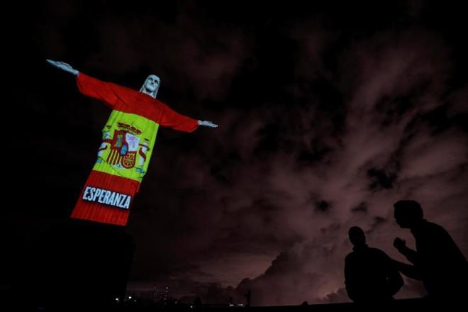 Cristo de Corcovado con la bandera de España por el coronavirus (Foto: EFE).
