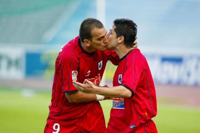 El beso de Kovacevic y Nihat en 2002 tras un gol en el campo del Espanyol.