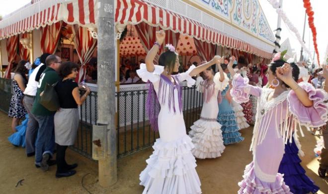 Flamencas bailando sevillanas en la Feria de Abril.