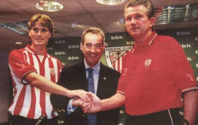 Julen Guerrero y Jupp Heynckes junto al fallecido presidente del Athletic Club Javier Uría.