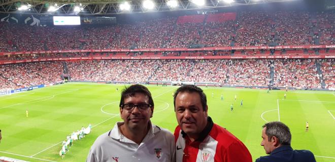 Juan Garay, con la camiseta del Athletic Club, y un amigo en San Mamés.