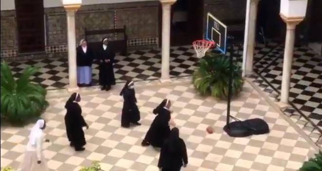 Monjas del convento de San Leandro jugando al baloncesto.