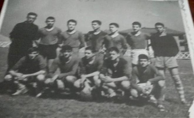 Ricardo Moreno en una alineación junto a Fidel Uriarte en La Campa de Sestao en el año 1957.