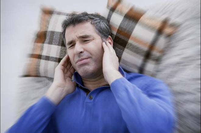 Un hombre tapándose los oídos por un pitido desagradable (Foto: cedida a EFE).