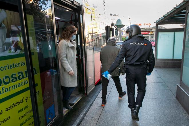 Entrega de mascarillas por parte de la Policía Nacional en A Coruña