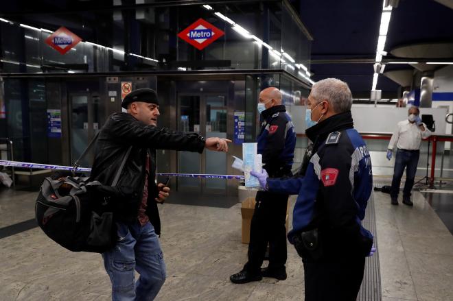 Policía Local reparte mascarillas en una estación de metro (Foto: EFE).